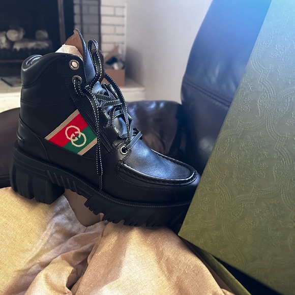 Black leather authentic Gucci ankle boot - Picture 2 of 11